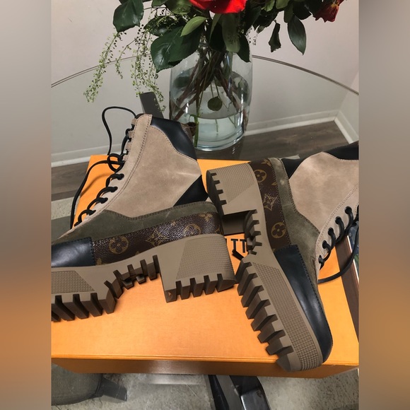 New Authentic Louis Vuitton Desert Boots - Picture 2 of 6